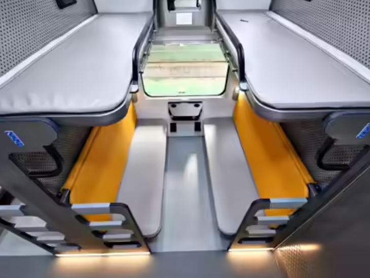 16 कोचों में से 11 एसी-3 टियर कोच, चार एसी-2 टियर कोच और एक फर्स्ट एसी कोच है। ट्रेन की कुल यात्री क्षमता 1128 है।