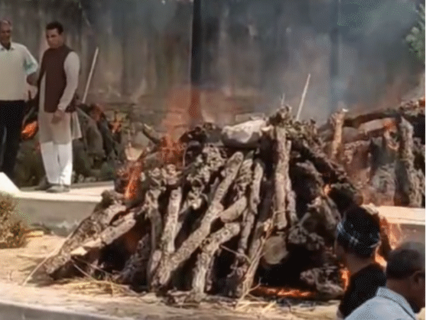 एक साथ किया गया अंतिम संस्कार।