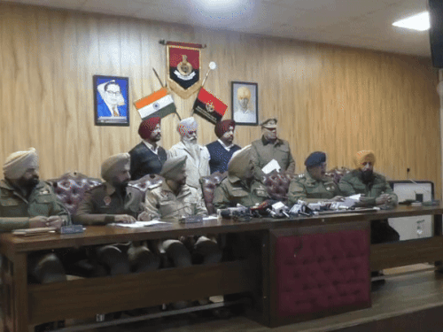 DCP जसकरणजीत सिंह तेजा मामले की जानकारी देते हुए।