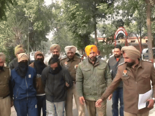 पुलिस की गिरफ्तार में तीनों आरोपी।