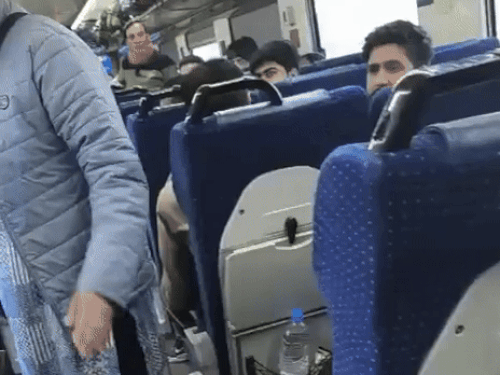 महिला यात्री अलवर स्टेशन से ट्रेन में चढ़ी थी। थोड़ी देर बाद ही वह अपनी सीट से उठी और उसने दूसरे यात्रियों धमकाना शुरू कर दिया।