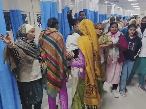 घायल यात्रियों को एम्बुलेंस की मदद से जींद के सिविल अस्पताल लाया गया।