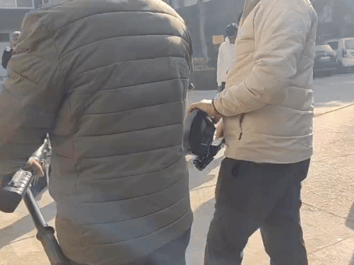 एरिया सील करने के बाद पुलिस व टीम जांच करते हुए