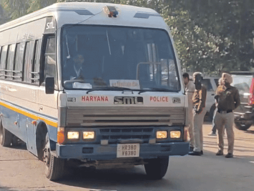 एरिया सील करने के बाद पुलिस व टीम जांच करते हुए