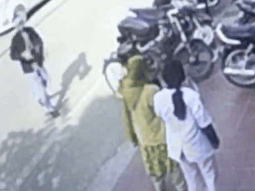 मां और भाई के साथ छात्रा रमनदीप (सफेद कोट पहने) स्कूल में प्रवेश करते हुए।