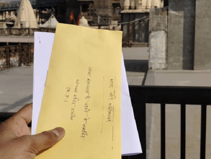 अफसरों के यहां कुक-नाई पुलिसकर्मियों की महाकाल को अर्जी:  लिखा- वर्दी अपमान से झुकी हुई, बच्चे गुलाम न समझें; जनरल ड्यूटी में मर्ज करने की मांग – Bhopal News