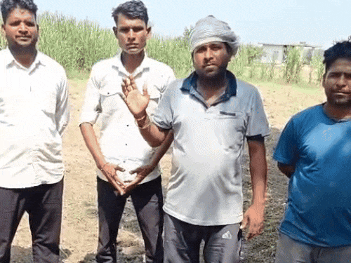 मामले की जानकारी देते गांव डबकौली खुर्द के ग्रामीण।