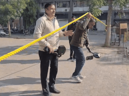 फतेहाबाद लघु सचिवालय में हिसार से पहुंची बम निरोधक टीम। - Dainik Bhaskar