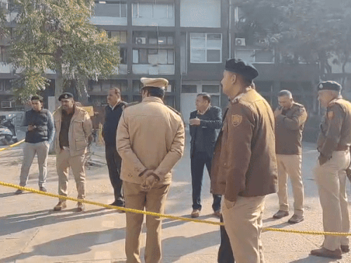 लघु सचिवालय सील कर तैनात पुलिस।