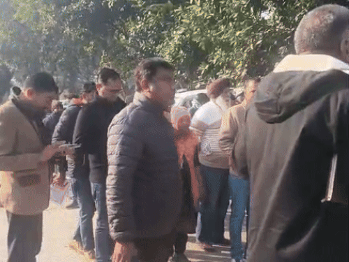 पुलिस द्वारा बाहर निकाले गए कर्मचारी।