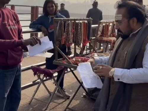 हरकी पैड़ी क्षेत्र में व्यापारियों के दस्तावेज चेक करते तीर्थ पुरोहित उज्जवल पंडित।