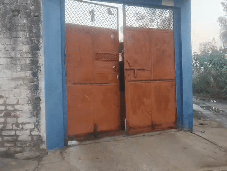 कार्रवाई के दौरान सुबह पुलिसकर्मी फैक्ट्री से बाहर आए।