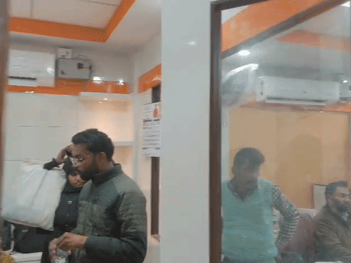 लोगों के अनुसार गहरे हरे रंग का जैकेट पहने चश्मा वाला शख्स बैंक मित्र है। लोगों के पहुंचने पर ब्रांच मैनेजर के केबिन में घुस गया था।