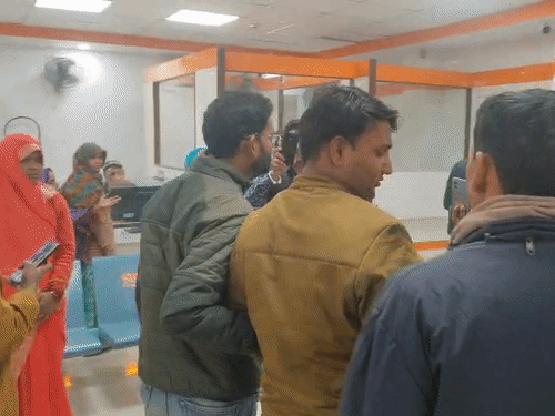 लोगों ने बैंक मित्र को ब्रांच के अंदर ही घेर लिया था। उसे पुलिसवालों ने लोगों से छुड़वाया।