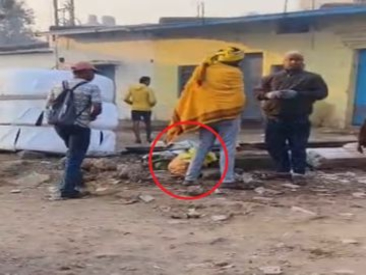 शराब बेचते हुए आरोपी कैमरे में कैद हुए थे।