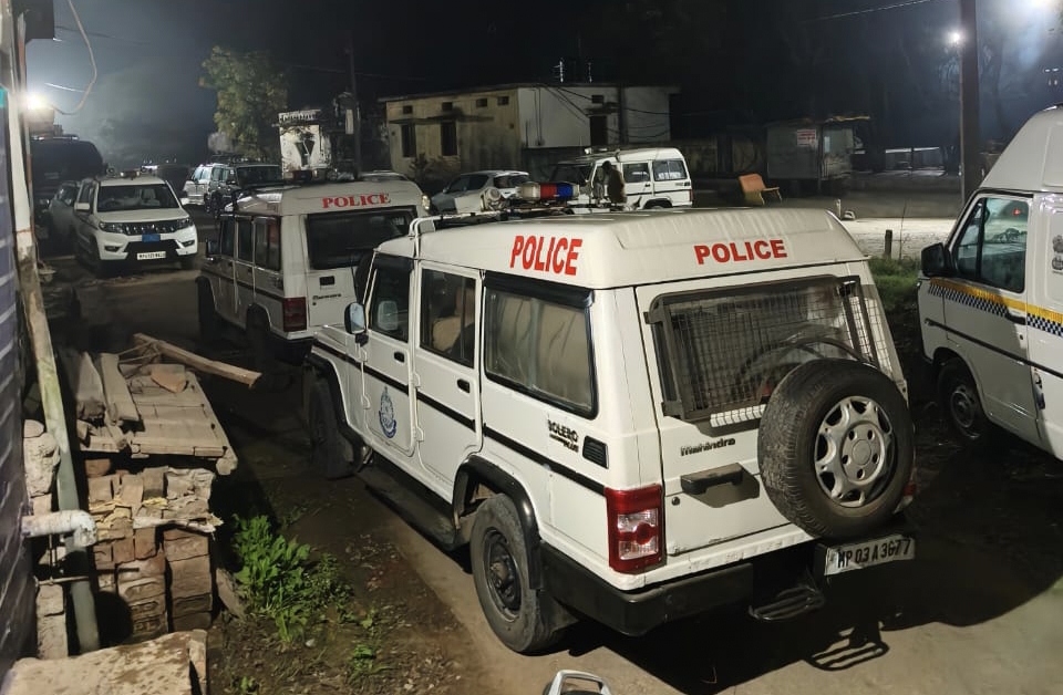 पुलिस ने आधी रात में दबिश दी। मकान के बाहर खड़ी पुलिस की गाड़ियां।