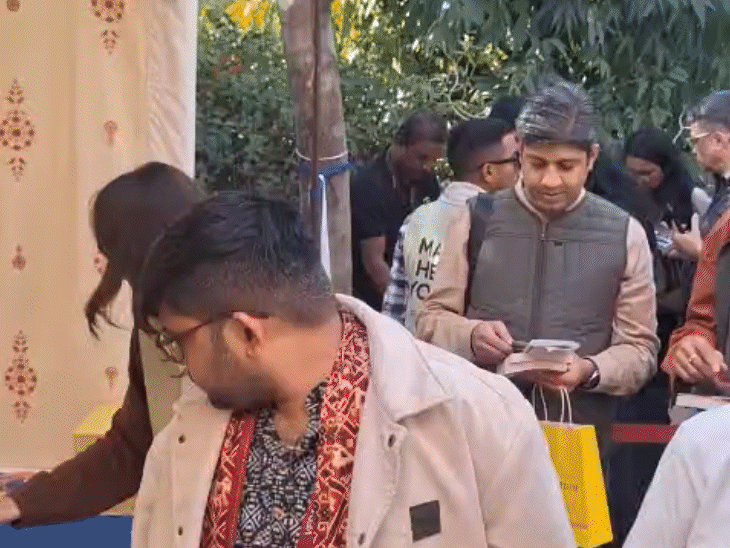 जेएलएफ में ग्रैंडमास्टर विश्वनाथन आनंद की बुक 'लाइटनिंग किड' को लेकर भी क्रेज दिखा। ये बुक ग्रैंडमास्टर की लाइफ पर बेस्ड है।