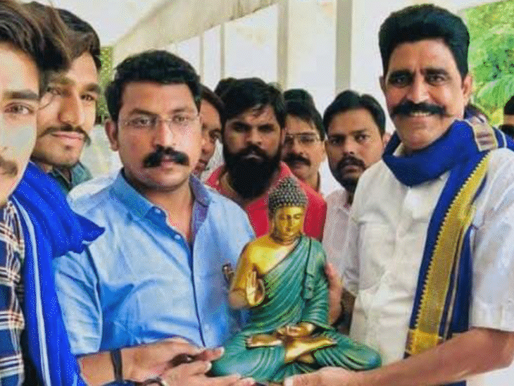 दिलावर खान यूपी के नगीना से सांसद चंद्रशेखर का करीबी है।