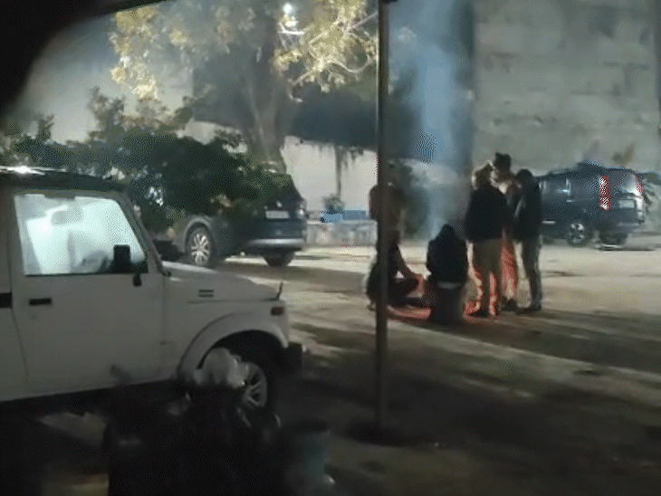 गुरुवार देर रात पुलिस सुबह तक फैक्ट्री के भीतर रही।