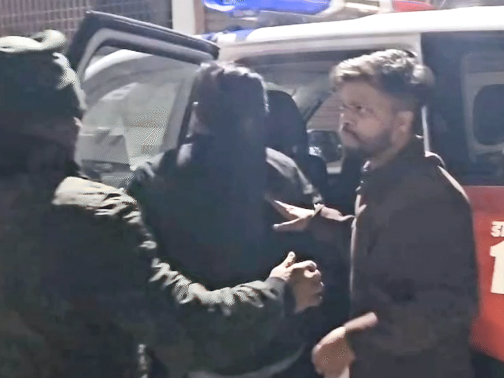 दोनों युवकों को पुलिस ले गई थाने।