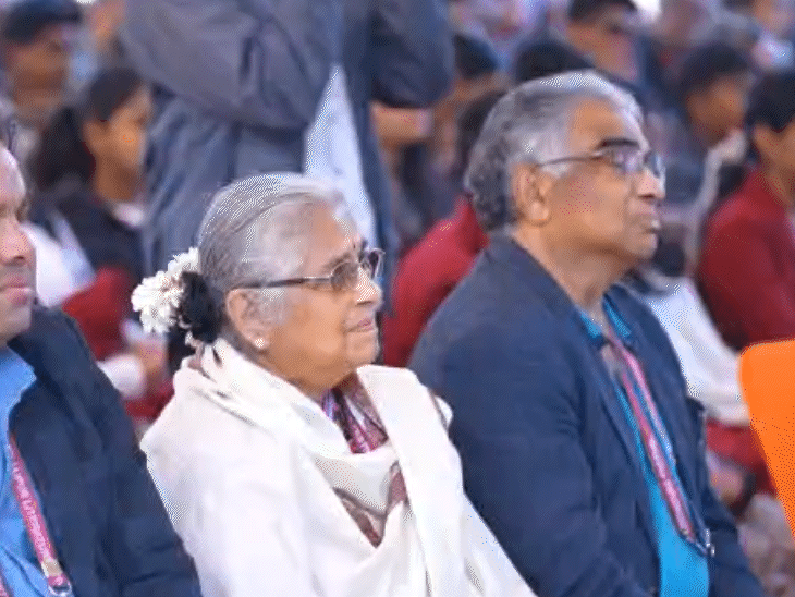 ग्रैंडमास्टर विश्वनाथ आनंद के सेशन 'लाइटनिंग किड' के दौरान इन्फोसिस फाउंडेशन की फाउंडर चेयरपर्सन और राइटर सुधा मूर्ति भी ऑडियंस में बैठी नजर आईं। वे तल्लीनता से आनंद को सुन रही थीं।