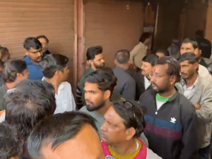 घटना के बाद आक्रोशित व्यापारियों ने मोबाइल मार्केट को 1 बजे तक बंद रखा। व्यापारियों ने चेतावनी दी कि यदि जल्दी ही चोरों की गिरफ्तारी और चोरी गया माल, नकदी बरामद नहीं होती है, तो मालपुरा गेट डिग्गी रोड पर धरना-प्रदर्शन किया जाएगा।