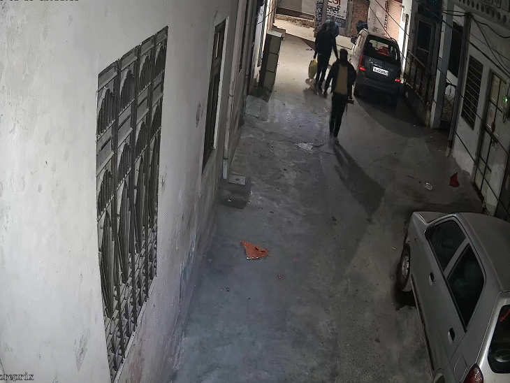 चोरों ने महज 8 मिनट में पूरी चोरी की वारदात को अंजाम दिया और मौके से फरार हो गए।