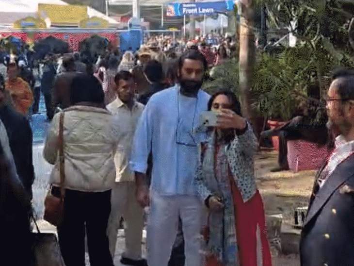 जयपुर के पूर्व राजपरिवार के सदस्य पद्मनाभ सिंह JLF में पहुंचे तो गर्ल्स ने उनके साथ सेल्फी क्लिक की।