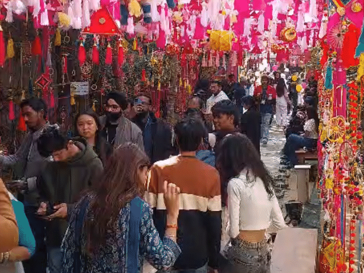 होटल क्लार्क्स आमेर में जेएलएफ के लिए खास सजावट की है। इसकी खूबसूरती को विजिटर्स ने मोबाइल कैमरे से कैप्चर किया।