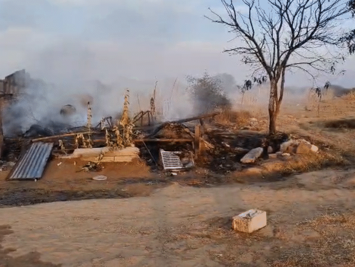जैसलमेर के धोलिया गांव में शुक्रवार शॉर्ट सर्किट से लगी आग में साल भर का अनाज जल गया।