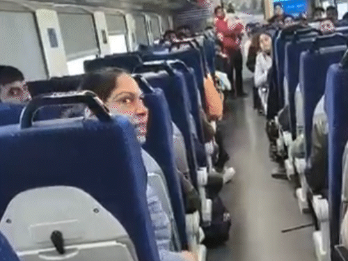 सीट पर बैठने के बाद महिला कोच में सवार अन्य यात्रियों के साथ गाली-गलौज की।