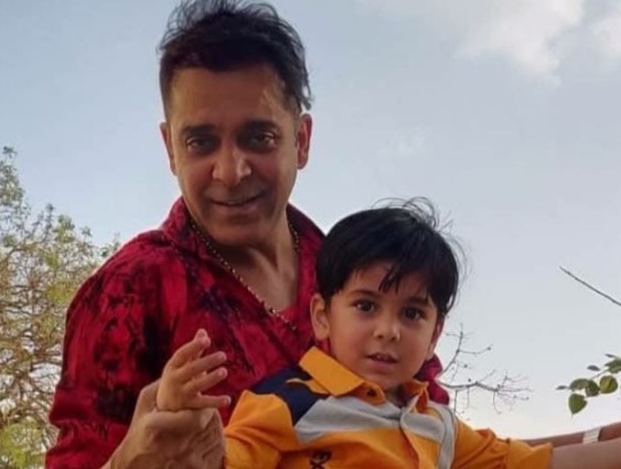 कार हादसे में बचने वाला 6 साल का वैभव अपने पिता रिंकेश के साथ।