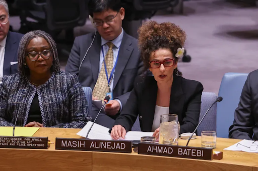 ईरानी-अमेरिकी पत्रकार और लेखिका मसीह अलीनेजाद गुरुवार को संयुक्त राष्ट्र मुख्यालय में ईरान में हुए विरोध प्रदर्शनों पर बोलते हुए।