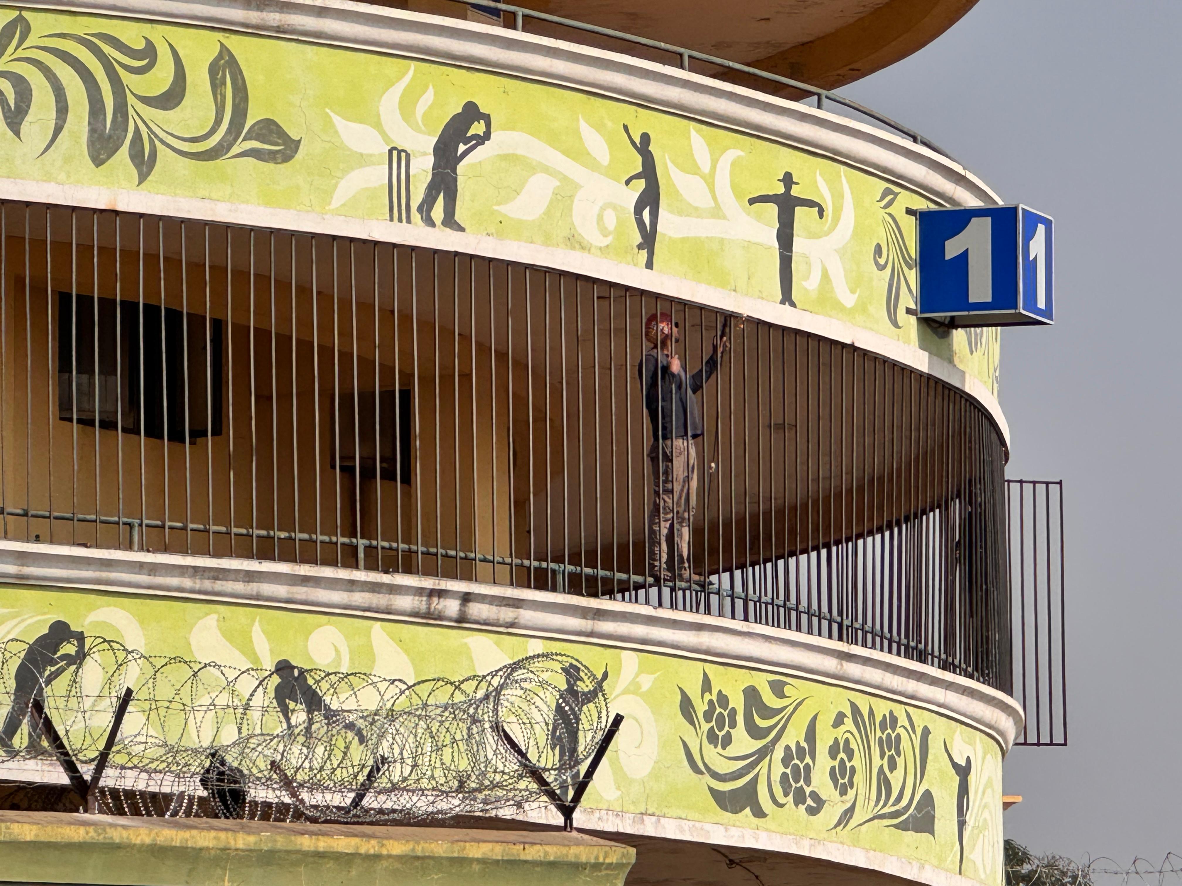 सभी एंट्री गेट्स पर लोहे की रेलिंग लगा दी गई है।