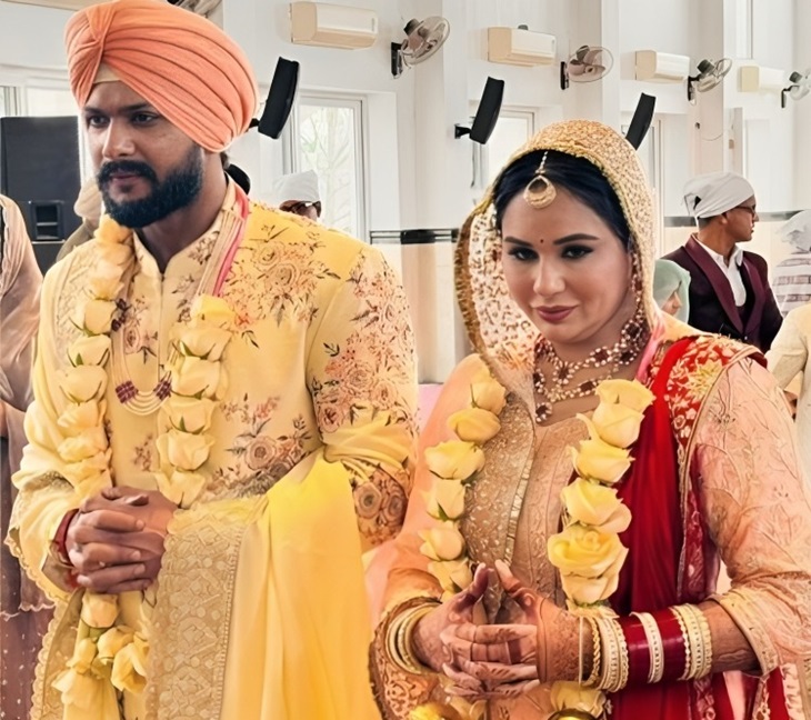 मैंडी ठक्कर और शेखर कौशल की ये तस्वीर शादी के दौरान की है।