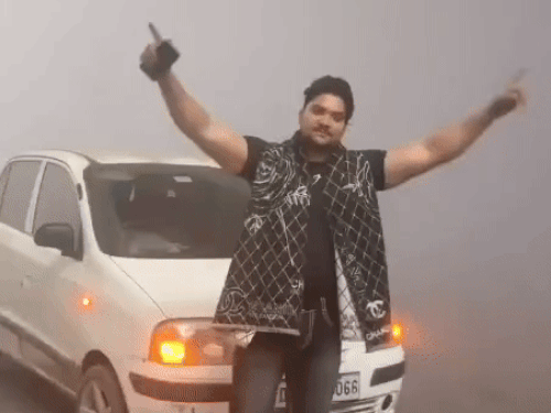 युवक सोशल मीडिया पर इस तरह की रील बनाकर डालता है।