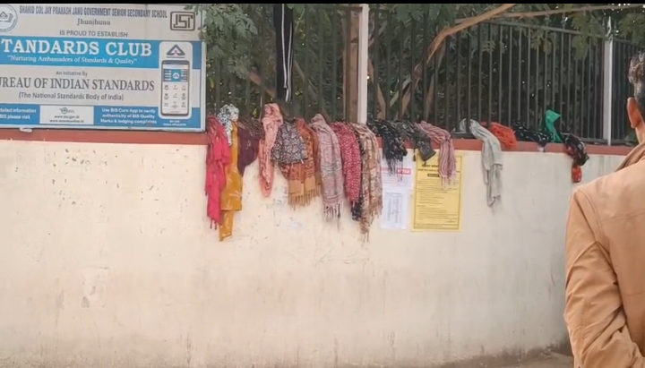 परीक्षा केंद्र पर सुरक्षा के महिला परीक्षार्थियों दुपट्टे उतरवाए गए।