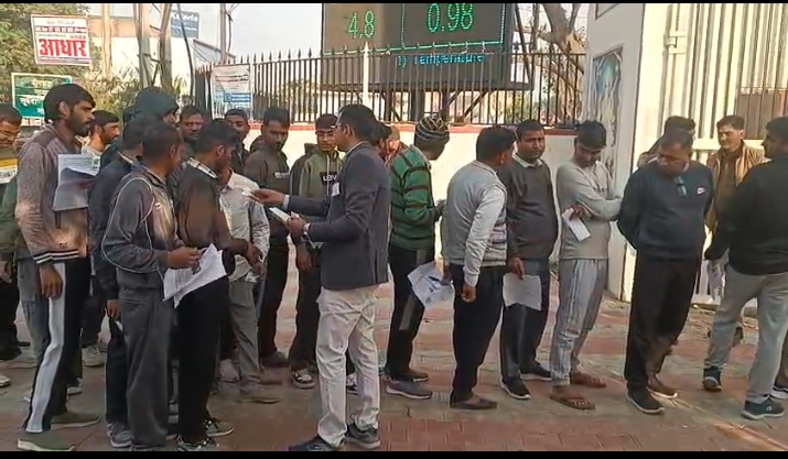 झुंझुनूं शहर में परीक्षा केंद्र जेपी स्कूल में प्रवेश के लिए परीक्षार्थियों की लगी लाइन।