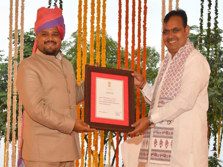 दिव्यांश एम भारद्वाज को मुख्यमंत्री भजनलाल शर्मा ने 15 अगस्त 2025 को मेहरानगढ़ (जोधपुर) में आयोजित स्वतंत्रता समारोह में बेस्ट सरपंच अवॉर्ड से सम्मानित किया था।