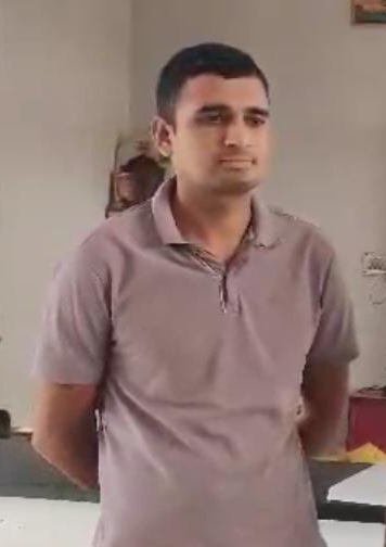 पुलिस की गिरफ्त में आरोपी कॉन्स्टेबल रामप्रकाश।