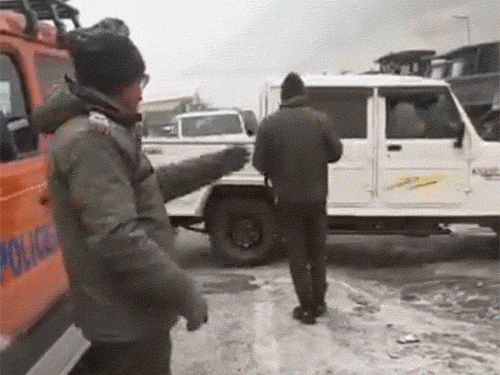 लाहौल स्पीति के शिंकुला दर्रा में फंसे टूरिस्ट व्हीकल को निकालते हुए पुलिस।