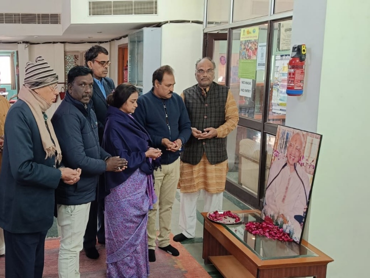 कम्युनिटी सेंटर में पुष्प अर्पित कर श्रद्धांजलि दी गई।