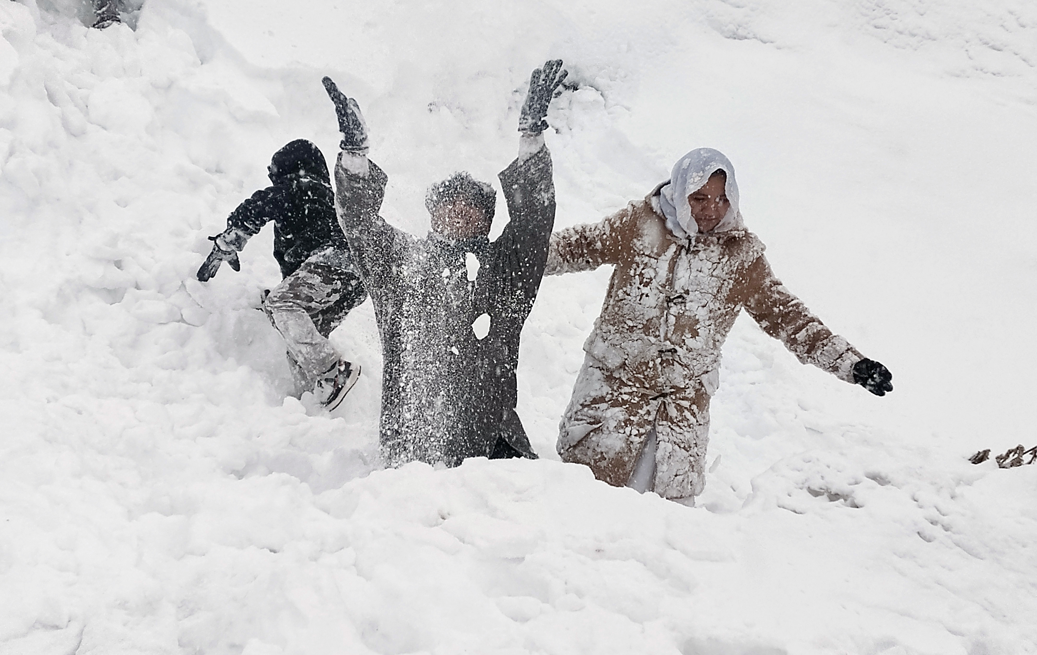 जम्मू-कश्मीर के कुपवाड़ा में बर्फबारी के बीच मस्ती करते टूरिस्ट।