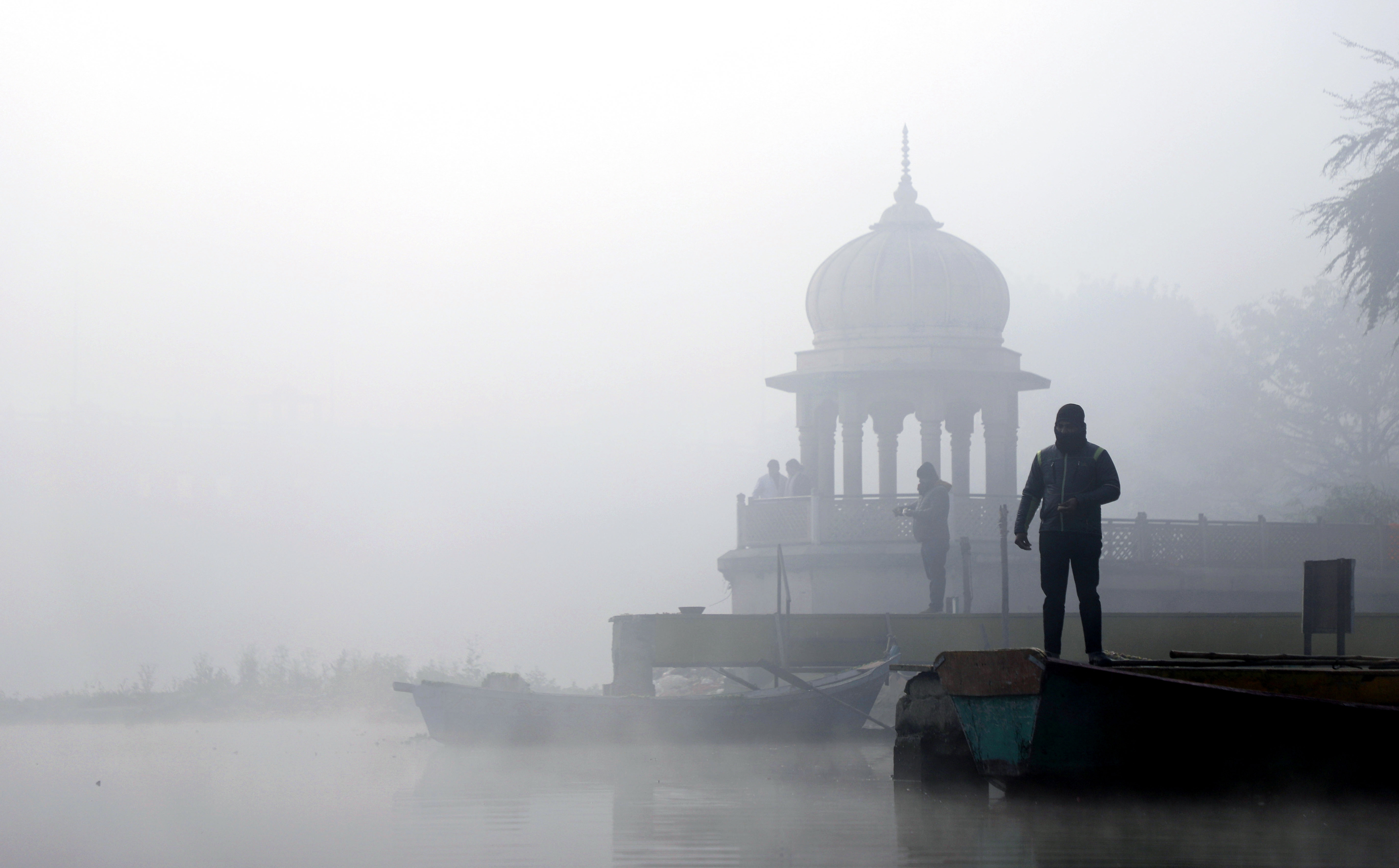 यूपी के लखनऊ में सुबह घना कोहरा नजर आया।