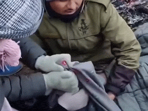 रेस्क्यू टीम युवक के पैर मलते और छाती दबाकर CPR देते हुए दिखे।