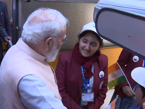पीएम मोदी ने ट्रेन के अंदर मौजूद बच्चों से बात की।
