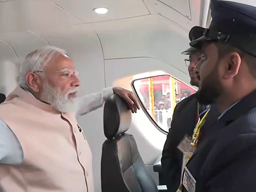 पीएम मोदी ड्राइवर के केबिन पहुंचे, वहां उन्होंने ट्रेन के ड्राइवर से भी मुलाकात की।