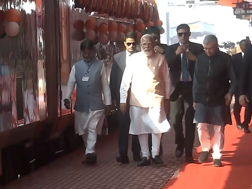 पीएम रेल मंत्री और अन्य अधिकारियों के साथ मालदा टाउन स्टेशन पहुंचे।