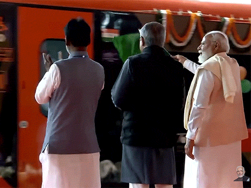 पीएम मोदी ने मालदा टाउन स्टेशन पर वंदे भारत स्लीपर एक्सप्रेस को हरी झंडी दिखाई। - Dainik Bhaskar