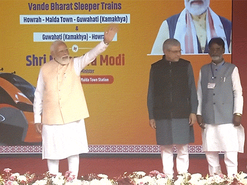 पीएम को स्मृति चिह्न देकर रेल मंत्री ने सम्मानित किया।